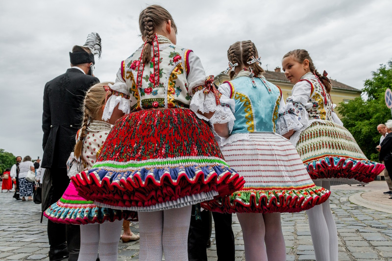 következő